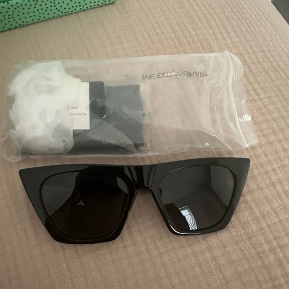 Sojos oversized polarized cat eye glasses - Picture 2 of 3